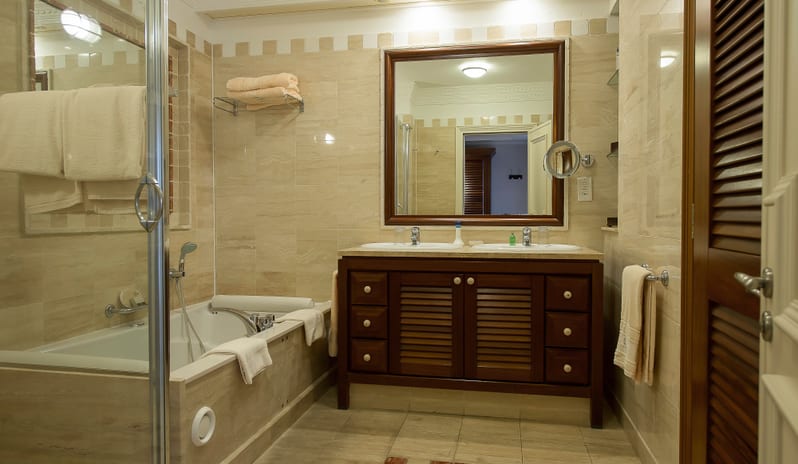 Columbia Beach Resort-Executive Suite Pool View 3_13464